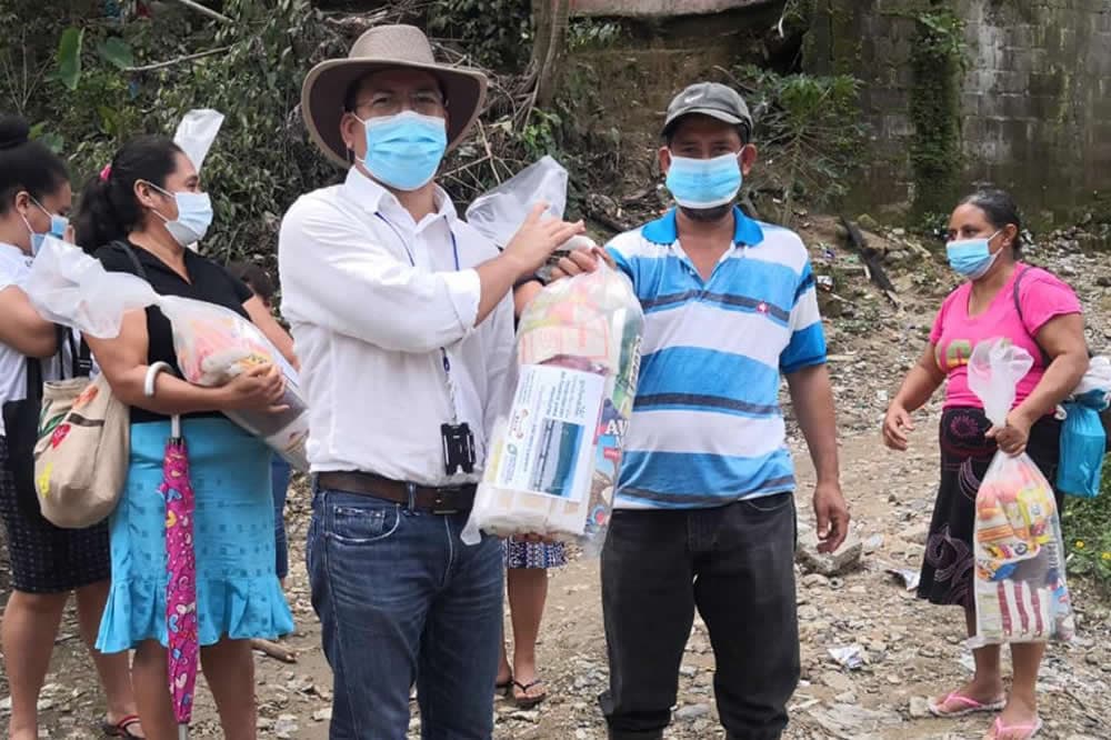 Entrega alimentos en comunidad rio cangrejal